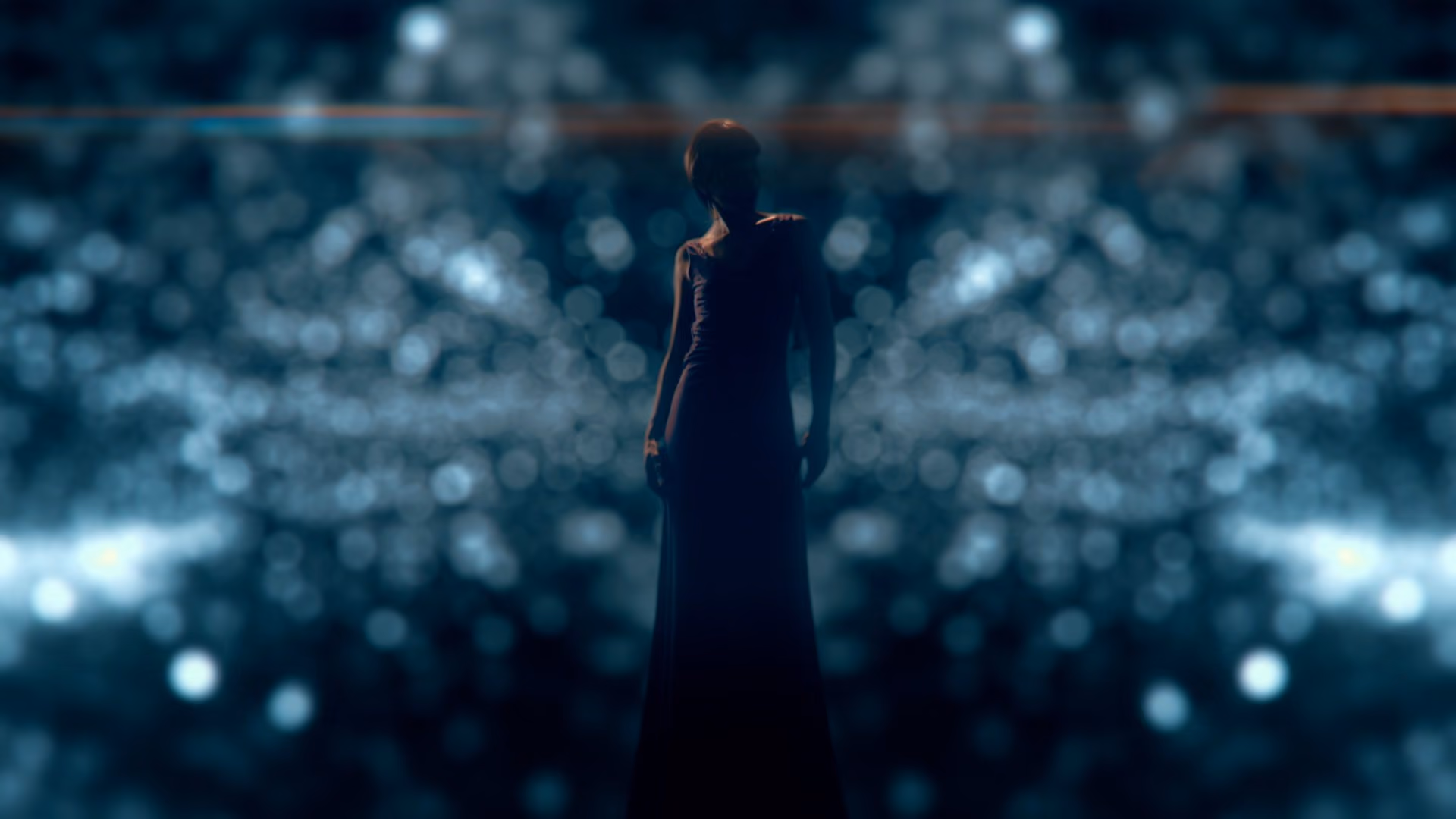 Figura de vestido largo recortada contra un fondo azul brillante