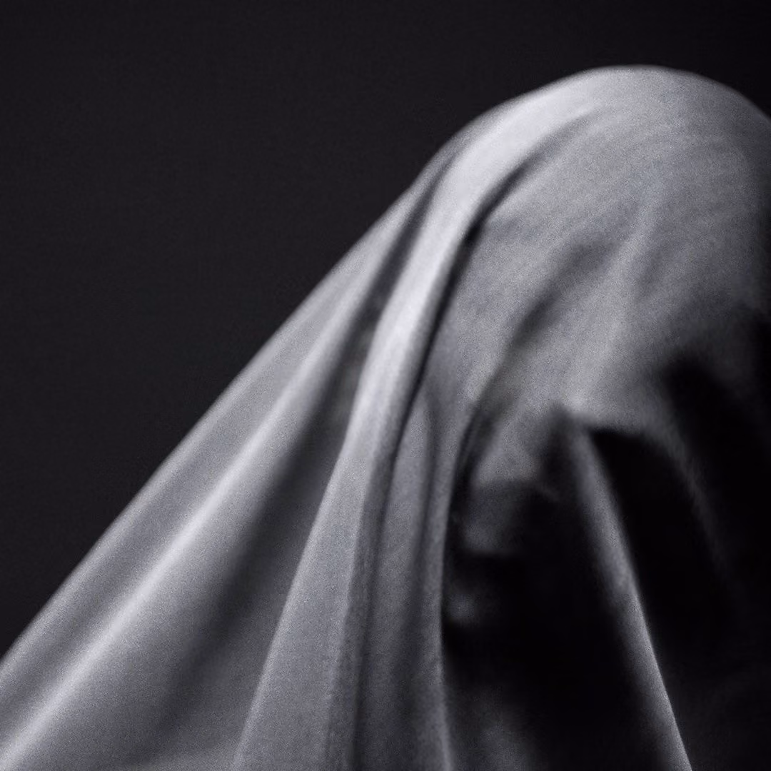 Pliegue de tela satinada gris en monocromo