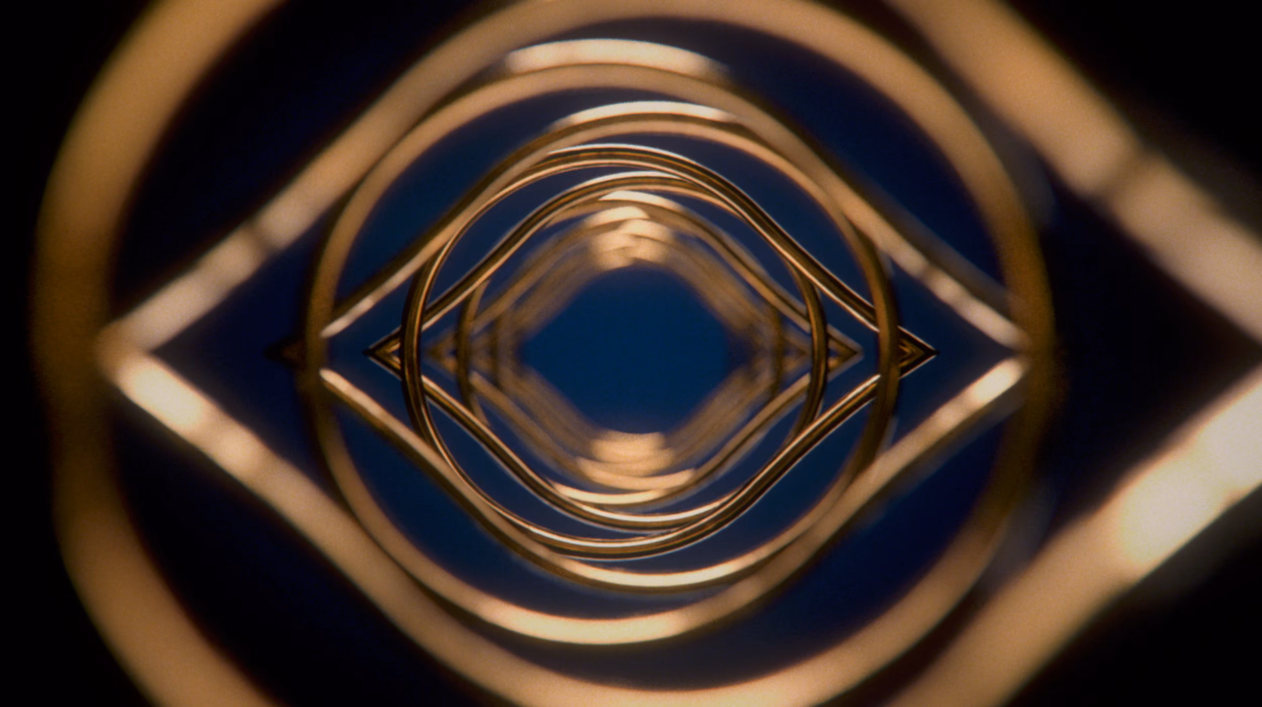 Ornamento dorado en forma de ojo sobre azul profundo