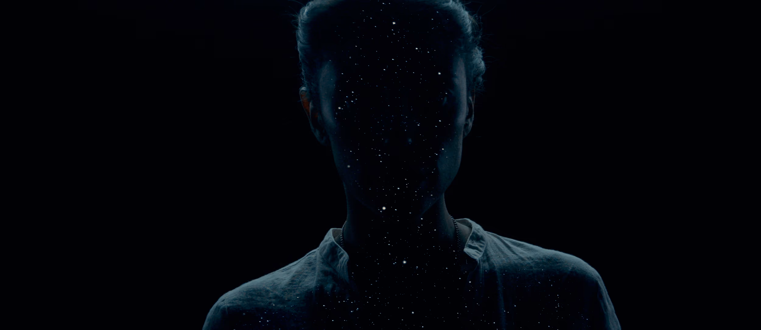Silueta de una persona contra un fondo oscuro