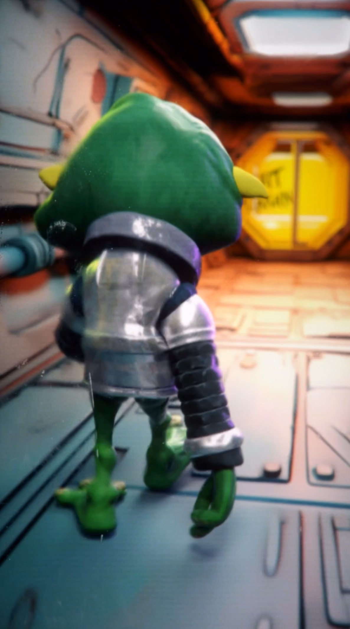 Personaje con casco verde y traje metálico en un pasillo