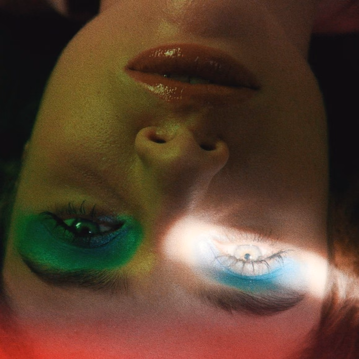 Rostro con pintura verde y azul sobre los ojos