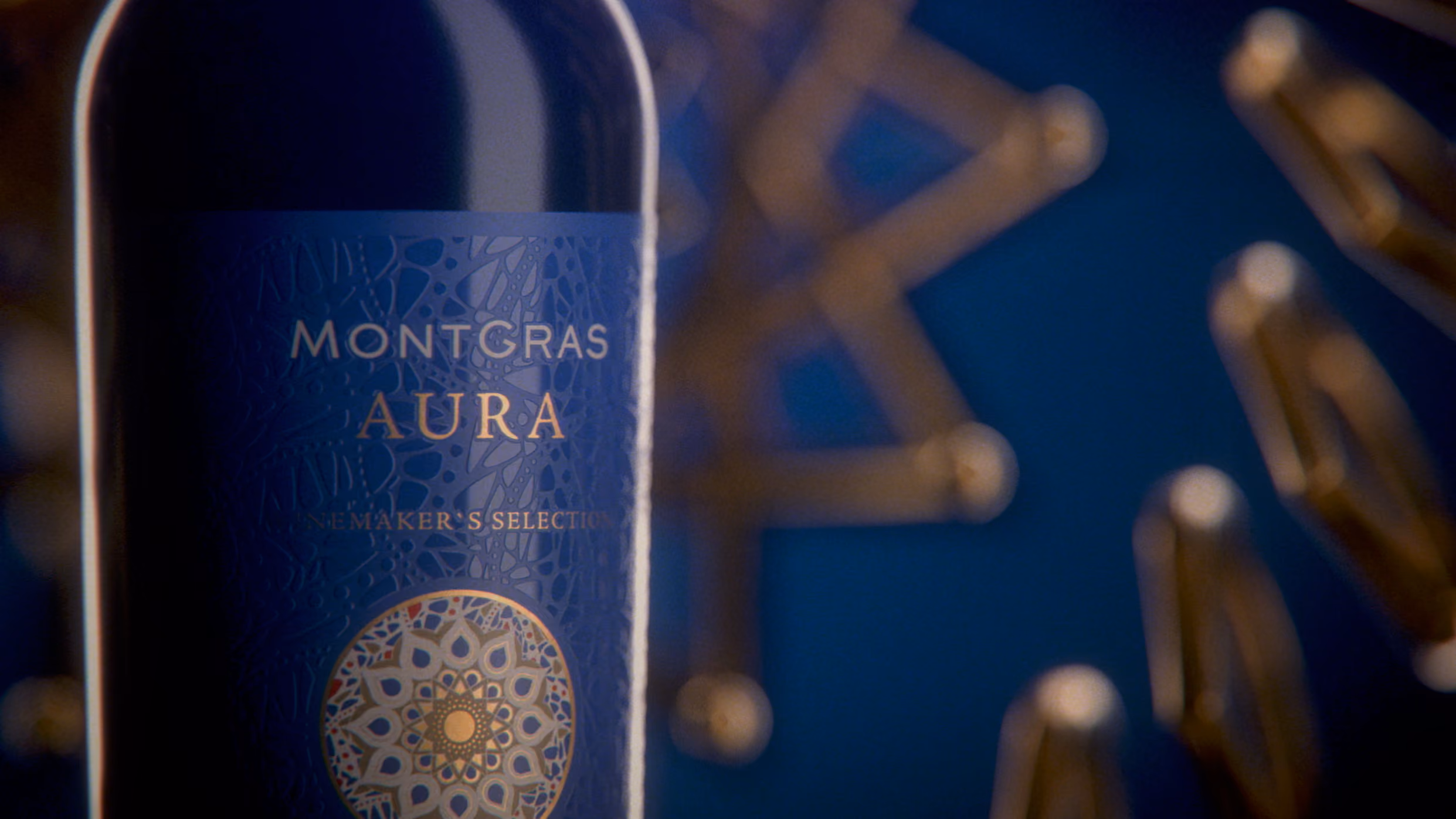 Botella MontGras Aura con detalle ornamental dorado